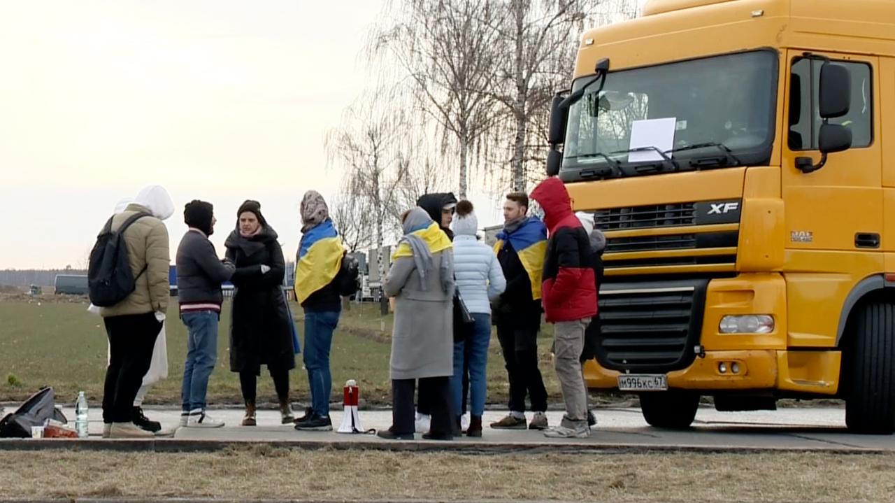Guerra in Ucraina, Korosin.  Combattimenti al confine, assedio di camion russi e bielorussi