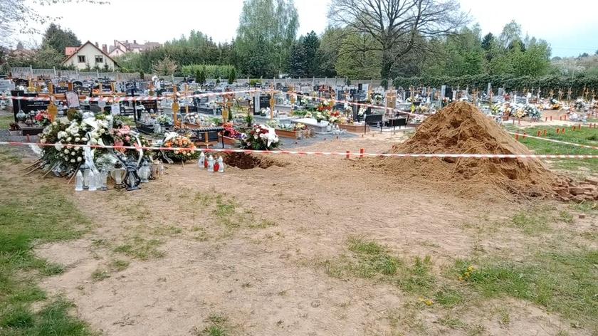 Na cmentarzu, w trakcie pogrzebu, odkopano niewybuch (materiał z 13.05.2021)
