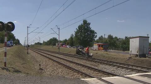 Samochód wjechał pod pociąg, dwie osoby ranne