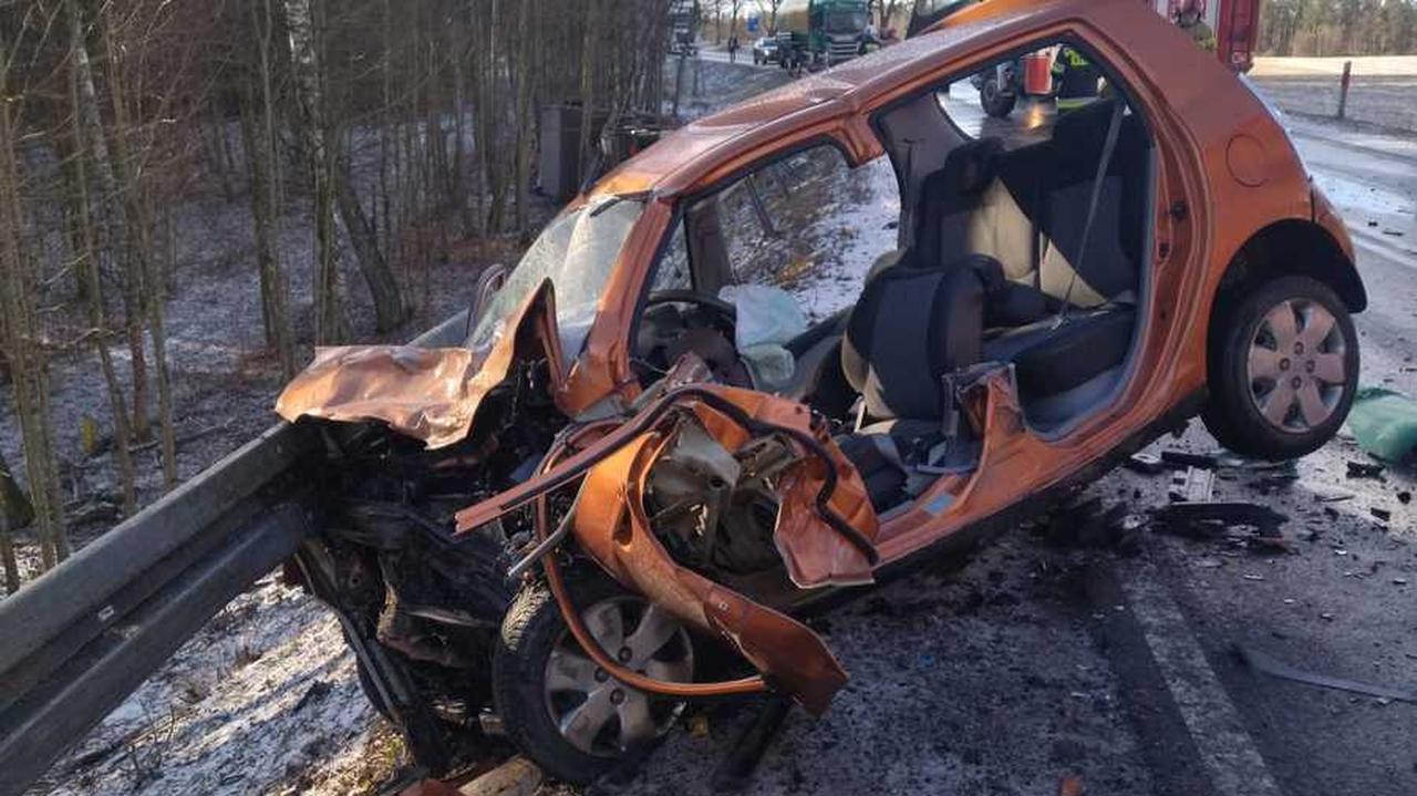 24-latka zginęła po zderzeniu z ciężarówką, w samochodzie były dzieci