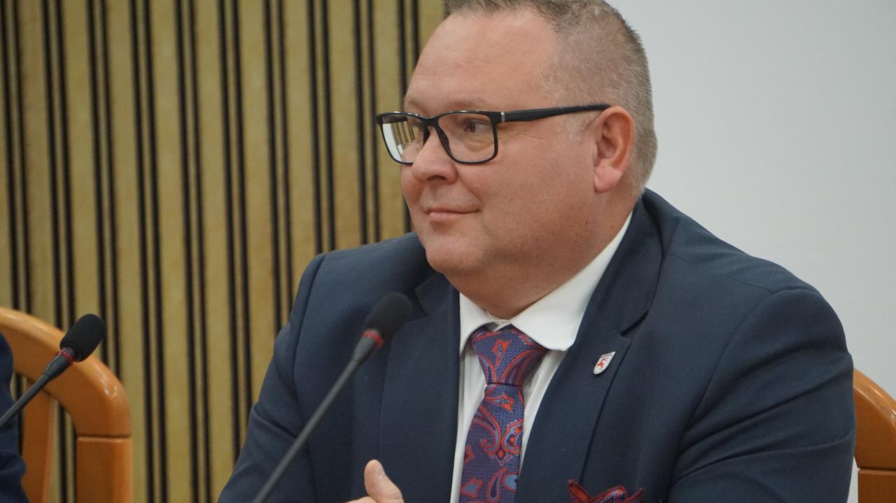 Zastąpił byłego posła, starostą jest od grudnia, już dostał podwyżkę