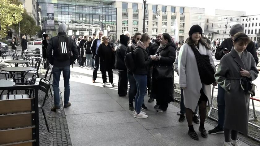 A queue in front of a polling station in Berlin.  Report by a TVN24 reporter 