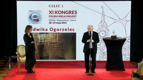 Jarosław Kaczyński wręcza nagrodę na kongresie "Polska Wielki Projekt"