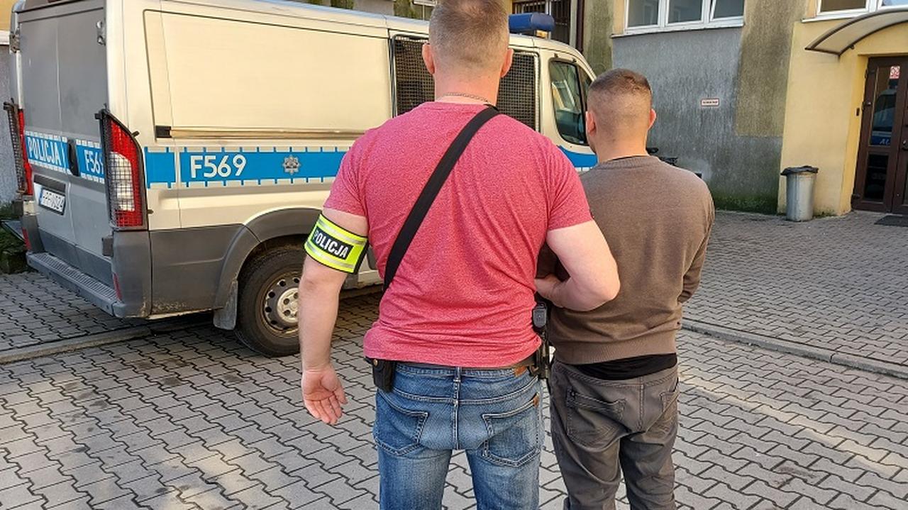 Mieli wyszukiwać auta na stacjach paliw przy autostradzie, a później wywozić je na lawecie. Trzy osoby z zarzutami 
