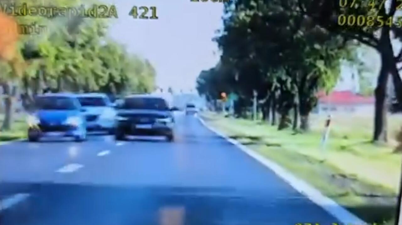 Wyjechał na czołówkę z radiowozem. Nagranie