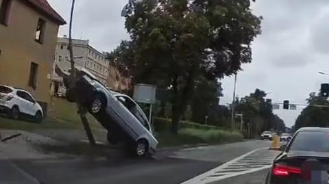 Stracił panowanie nad autem, uderzył w latarnię. Nagranie