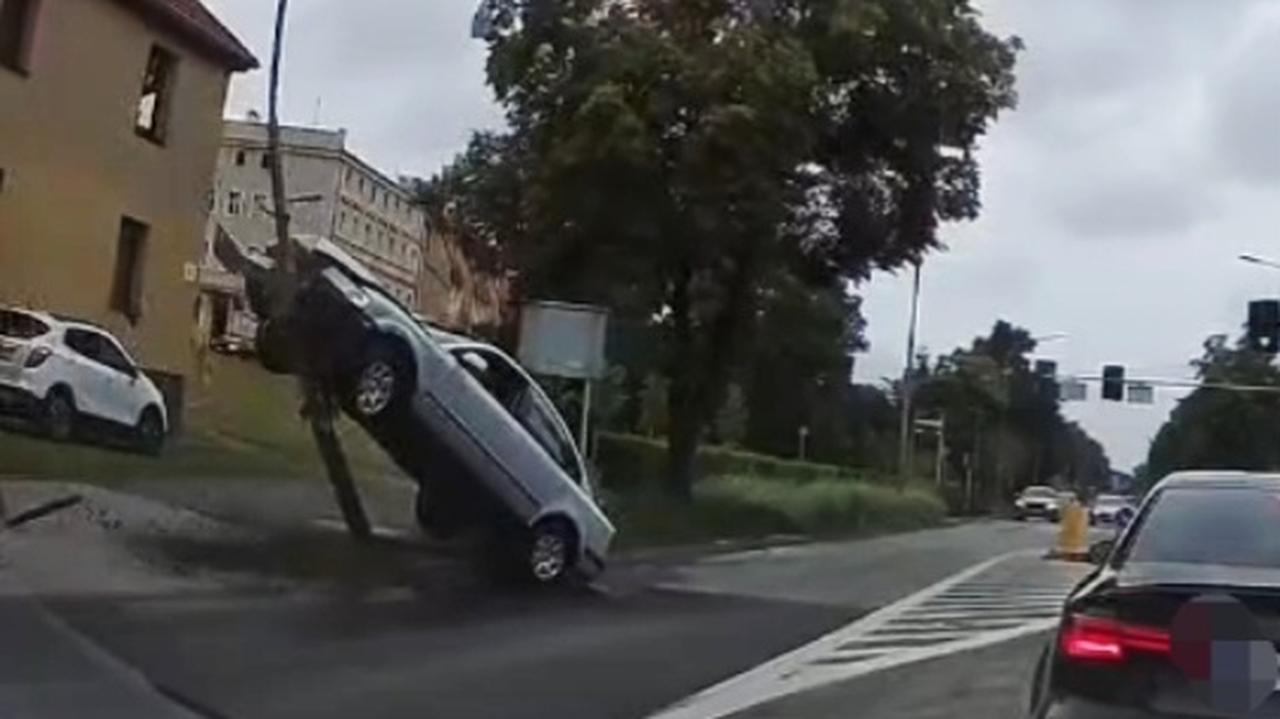 Stracił panowanie nad autem, uderzył w latarnię