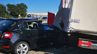 Tragedia na autostradzie. Zderzenie auta, busa i ciężarówki