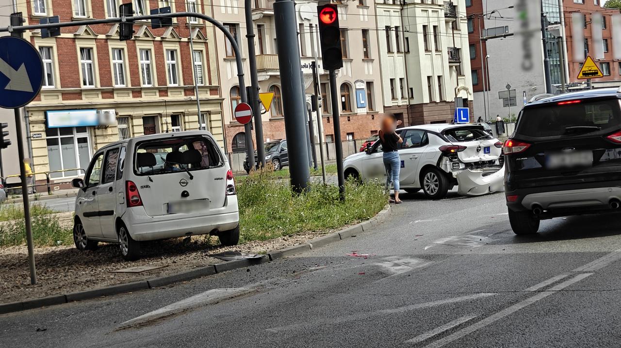 Autobus uderzył w trzy samochody