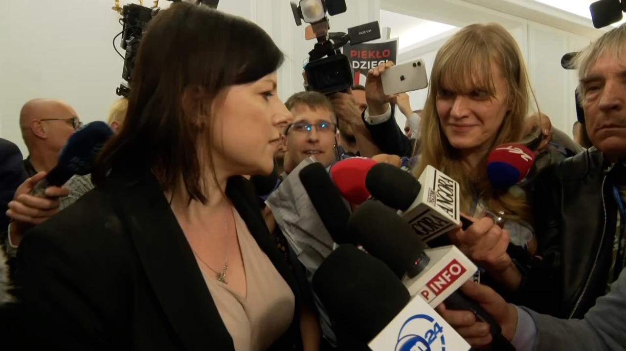 Kaja Godek beleidigte die Transgender-PAP-Journalistin Angela Getler.  Der Chefredakteur von PAP ergriff das Wort