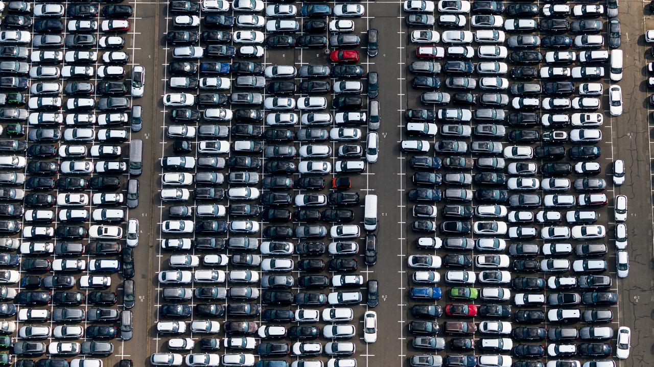 Producent samochodów BMW i Mini zwalnia prawie połowę pracowników
