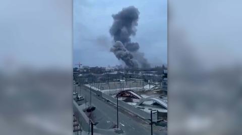 Dym nad zakładami lotniczymi Antonow pod Kijowem (nagranie z 14 marca)