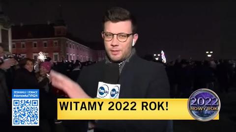 Polacy witają 2022 rok i składają życzenia. Relacja z placu Zamkowego