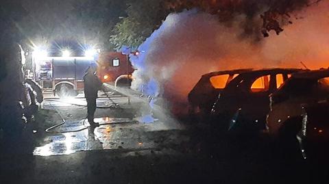 Wrocław. Nocny pożar zaparkowanych aut. Siedem pojazdów uszkodzonych