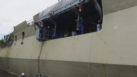 Marynarka Wojenna pokazuje jak wyglądają testy systemu opuszczania i podnoszenia łodzi dla załogi