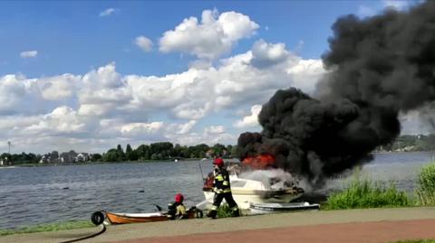 Akcja gaszenia pożaru łodzi w Ostródzie