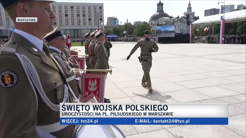 Uroczysta odprawa wart na placu Piłsudskiego 