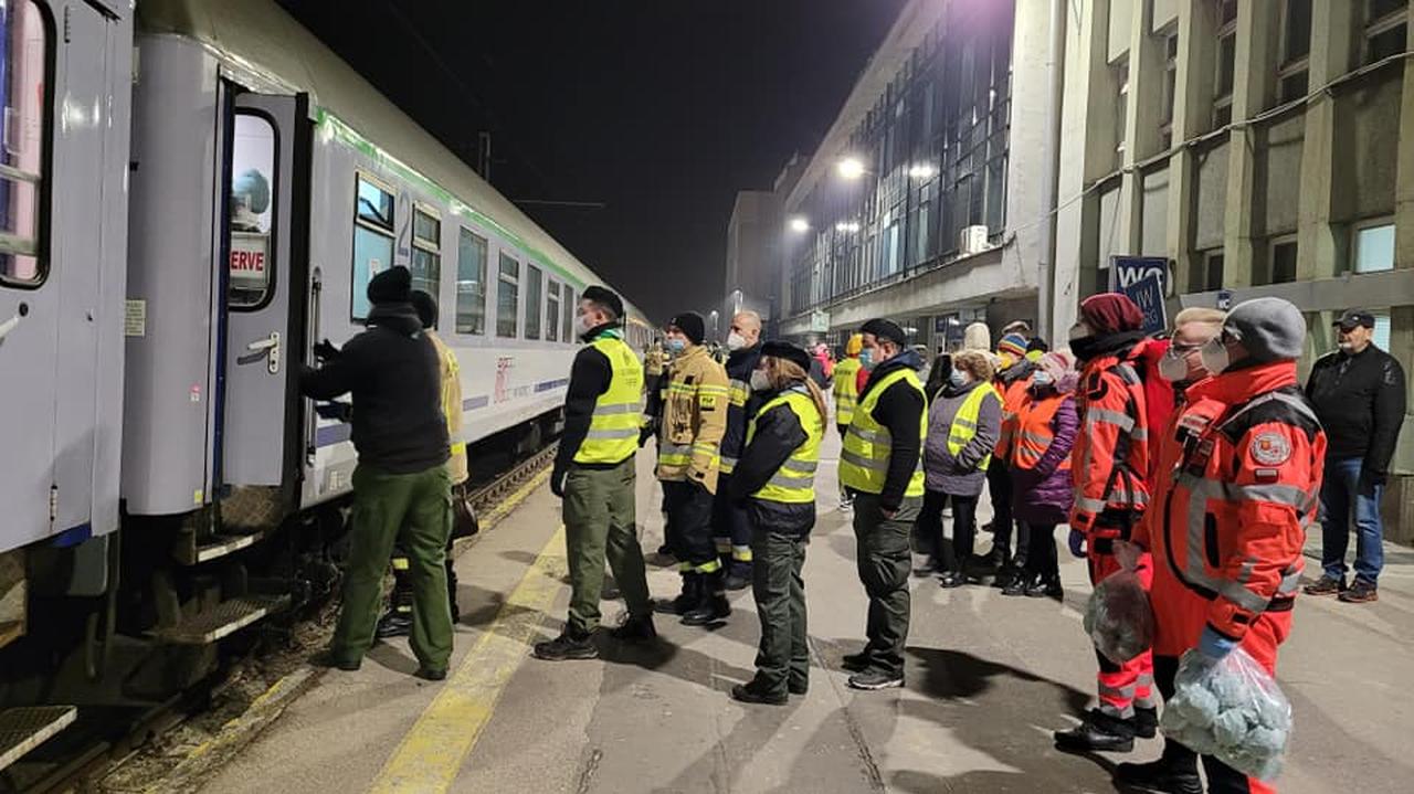 Chore onkologicznie dzieci z Ukrainy przyjechały specjalnym pociągiem z salami operacyjnymi