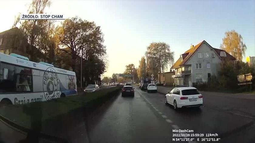 Jechał po chodniku, kiedy inny kierowca zatrąbił na niego, wysiadł z auta i domagał się przeprosin (wideo z 29.10.2022)