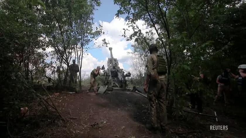 Ukraińscy żołnierze odpalają haubicę Howitzer w pobliżu Charkowa 