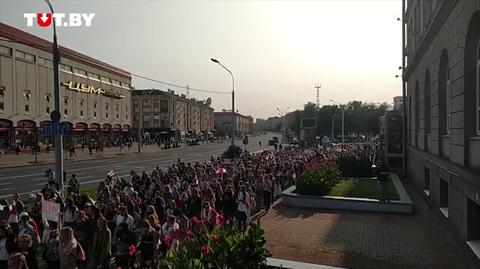 Opozycyjny przemarsz kobiet ulicami Mińska