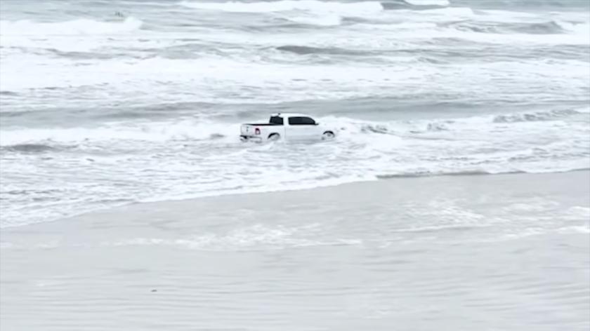 "To nie moja wina, że auto nie umie surfować!" Tak tłumaczył, że wjechał do oceanu