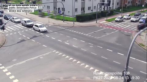 Legnica. Policjanci eskortowali samochód z chłopcem, który wymagał pomocy medycznej