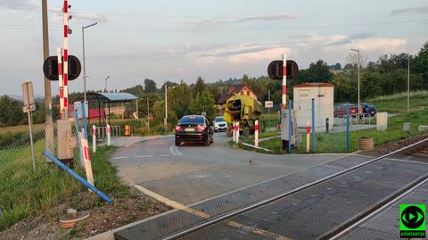 Kombajn wjechał pod pociąg na przejeździe kolejowym w Goszczy (Małopolskie)