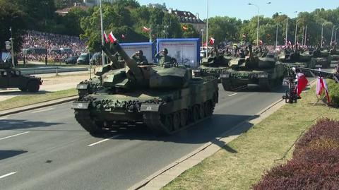 Wszystkie czołgi M1A1 Abrams, jakie wojsko ma, pokazano na defiladzie. Przed nimi zmodernizowane Leopardy 2PL