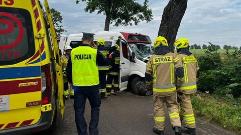 Bus z pasażerami uderzył w drzewo, są ranni