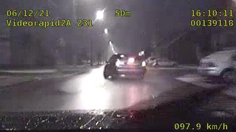 Kierowca wjechał w znak w trakcie ucieczki przed policją (wideo bez dźwięku)
