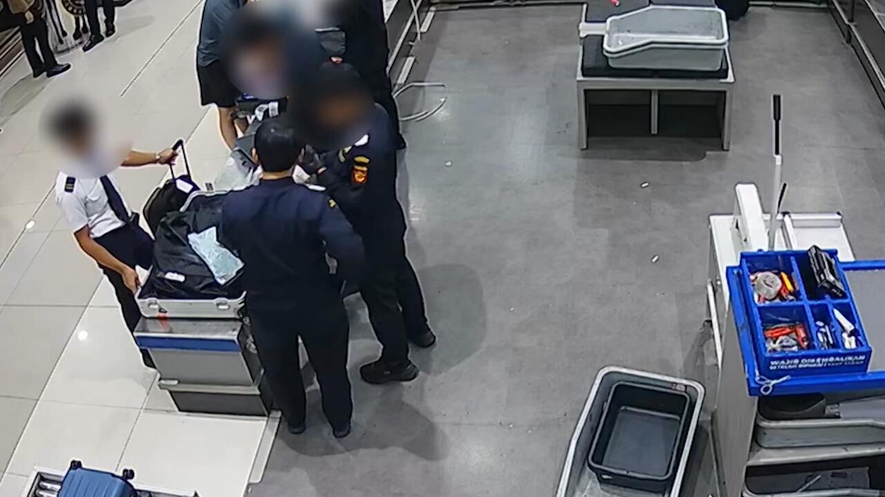 Zauważyli coś podejrzanego w walizce pilota. Urząd celny pokazał nagranie