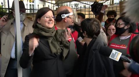 Kaja Godek podrzucana przez zwolenników po ogłoszeniu wyroku TK