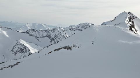 Narciarze w austriackim Tyrolu (nagrania z grudnia 2021 roku)