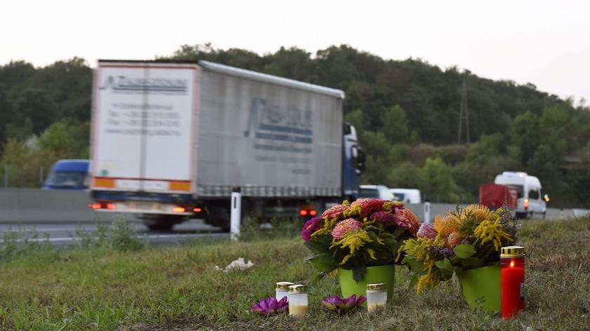 71 ciał znalezionych w ciężarówce. Reporter TVN24 na miejscu tragedii