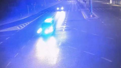 Olsztyn. Policjanci eskortowali do szpitala taksówkę z 21-letnią kobietą (wideo z 19.08.2022)