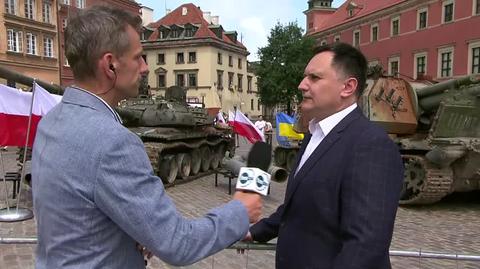 Warszawa. Na placu Zamkowym pojawiły dwa rosyjskie pojazdy pancerne zniszczone w trakcie wojny w Ukrainie (materiał z 27.06.2022)