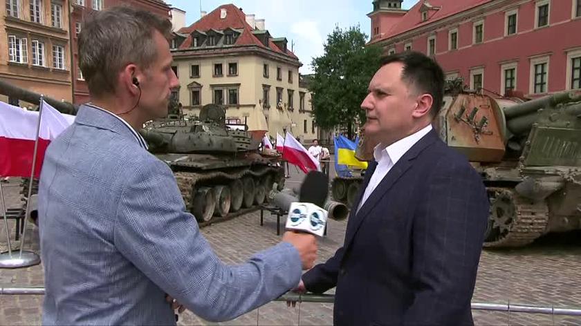 Warszawa. Na placu Zamkowym pojawiły dwa rosyjskie pojazdy pancerne zniszczone w trakcie wojny w Ukrainie