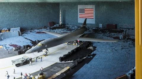 Bombowiec B-1 wjeżdżający do komory bezodbiciowej. Nagranie 360 stopni