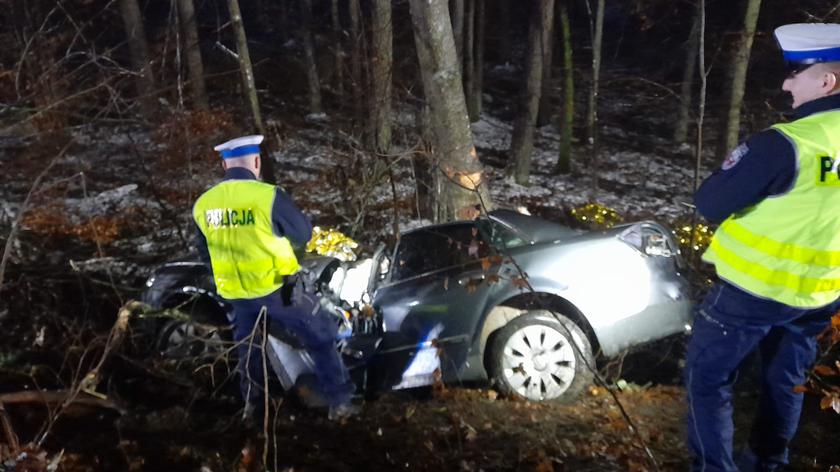 Auto uderzyło w drzewo w miejscowości Szarlota pod Kościerzyną