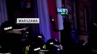 Protestujący wykrzykują swoje postulaty przed siedzibą MEN