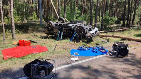 Łaś-Toczyłowo. Auto uderzyło w drzewo i dachowało. Nie żyje jedna osoba 