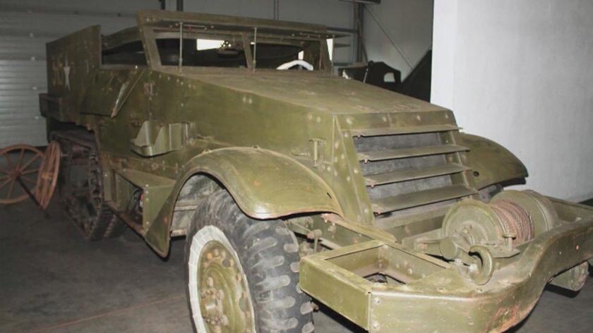 Amerykański pojazd kołowo-gąsiennicowy Half Track M4A1 trafił do poznańskiego muzeum