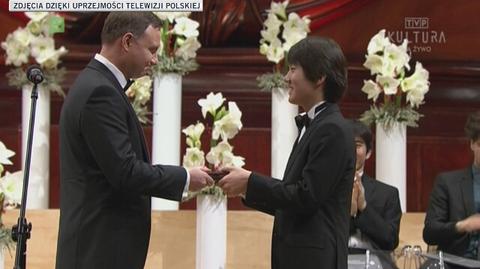 Prezydent Duda wręcza Seong-Jin Cho pierwszą nagrodę nagrodę główną XVII Konkursu Chopinowskiego