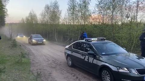 Strażacy, policjanci, patrol saperski i pojazdy Żandarmerii Wojskowej w lesie we wsi Zamość