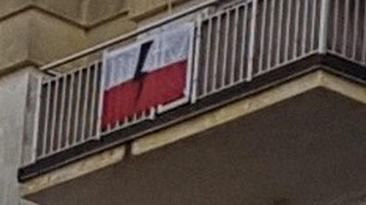 Flaga z błyskawicą wisiała na balkonie przez miesiąc. Już nie wisi, zabrali ją policjanci