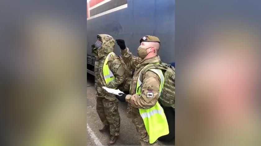 Irlandzki żołnierz rozmawia po polsku z kierowcą z Polski