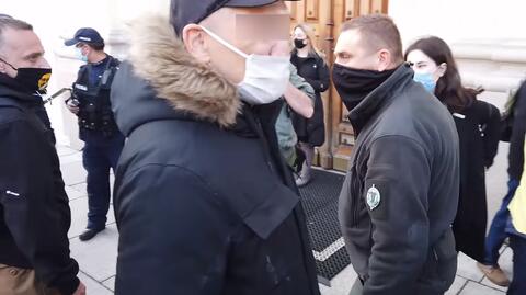 Karol G. ps. "Fidel" atakuje demonstrantkę przed kościołem Świętego Krzyża