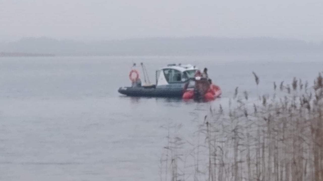 Wyszedł na spacer, miał wrócić po godzinie. Ktoś widział, jak pływał w jeziorze. Nurkowie odnaleźli ciało mężczyzny