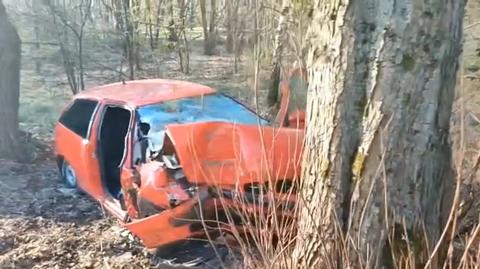 Śmiertelny wypadek w Jelnicy. Kierowca uderzył w drzewo